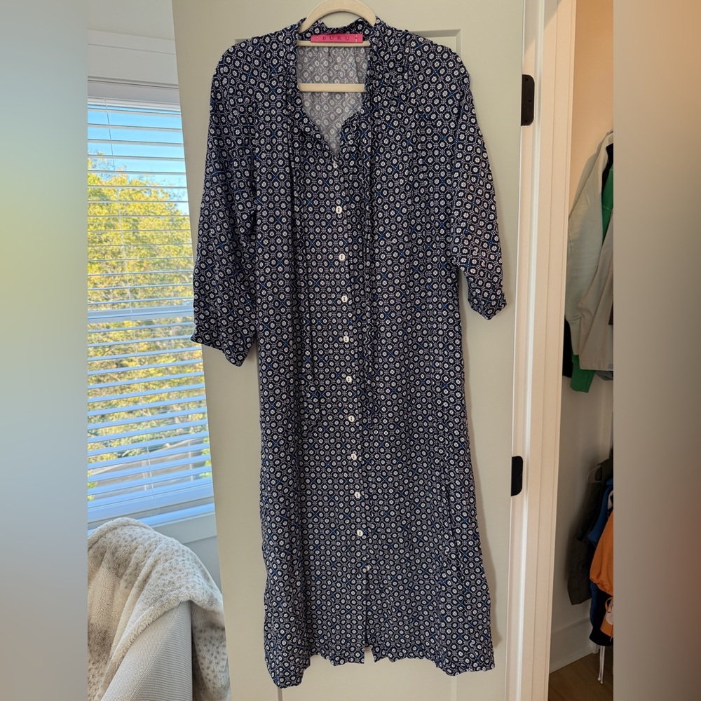 Chic Navy Button-Down Dress with White Pattern